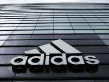 Adidas, l’équipementier allemand en pleine forme malgré les critiques