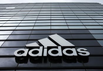 Adidas, l’équipementier allemand en pleine forme malgré les critiques